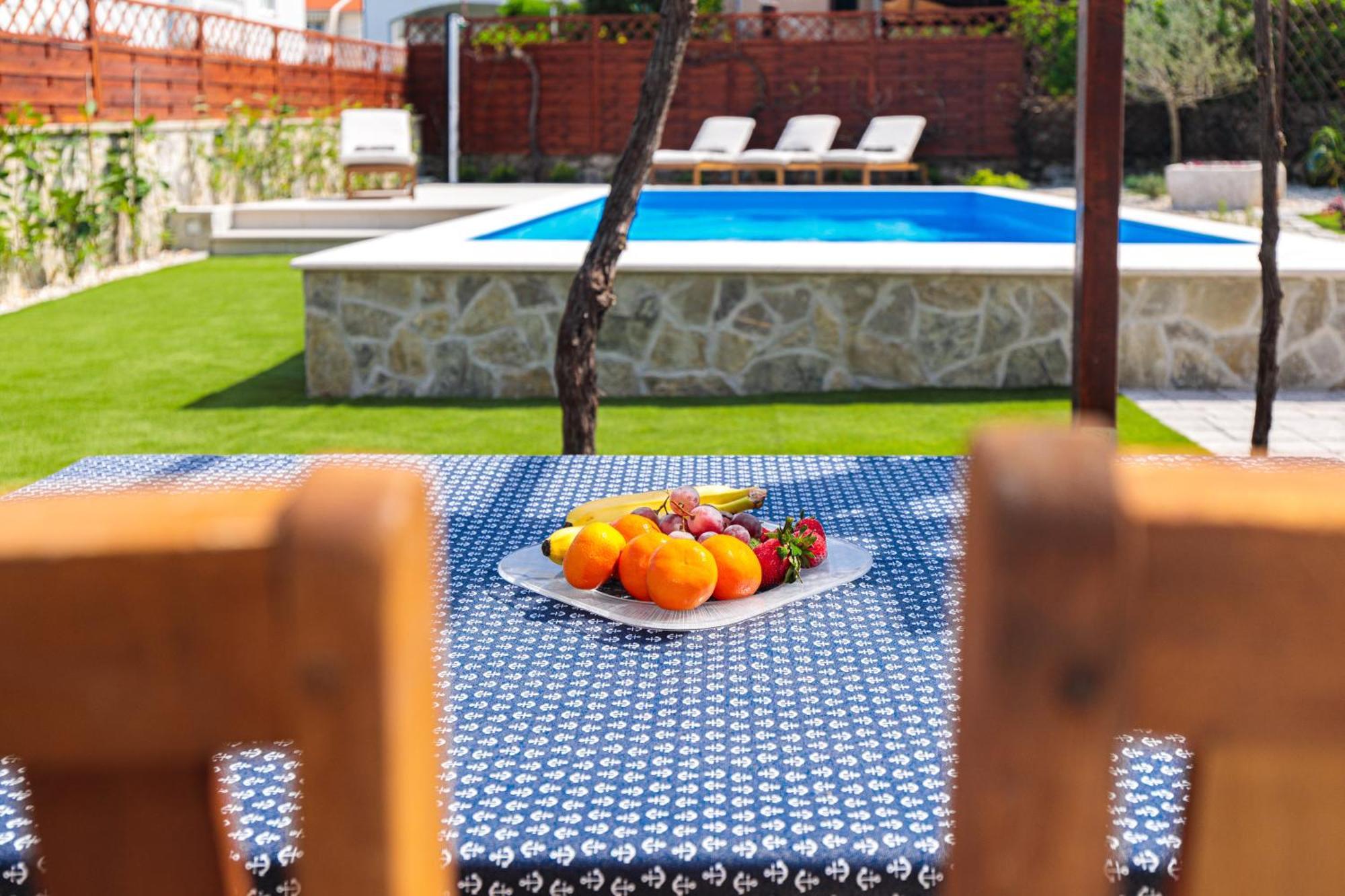Home Away From Home With A Heated Pool Punat Eksteriør billede