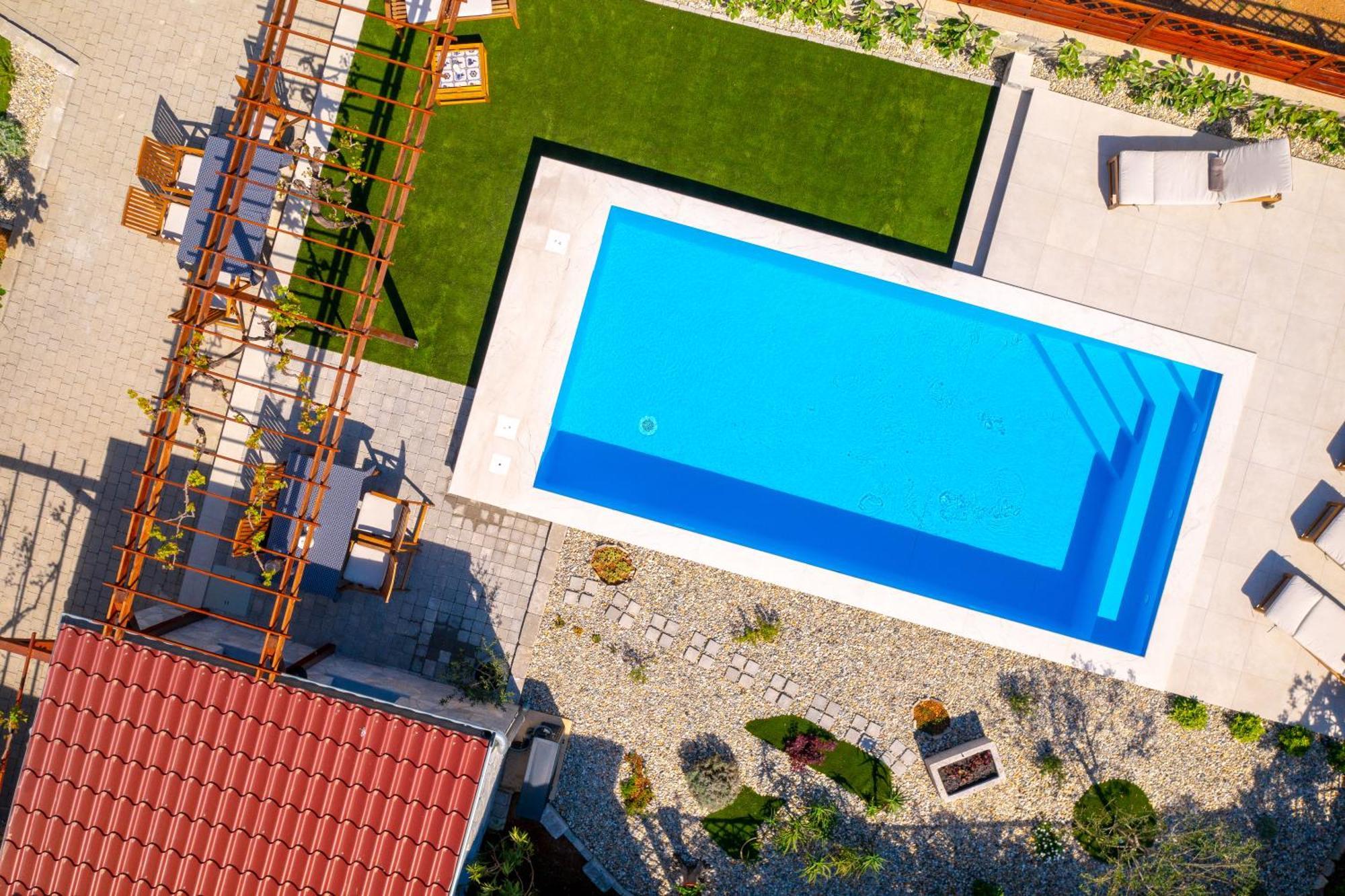 Home Away From Home With A Heated Pool Punat Eksteriør billede