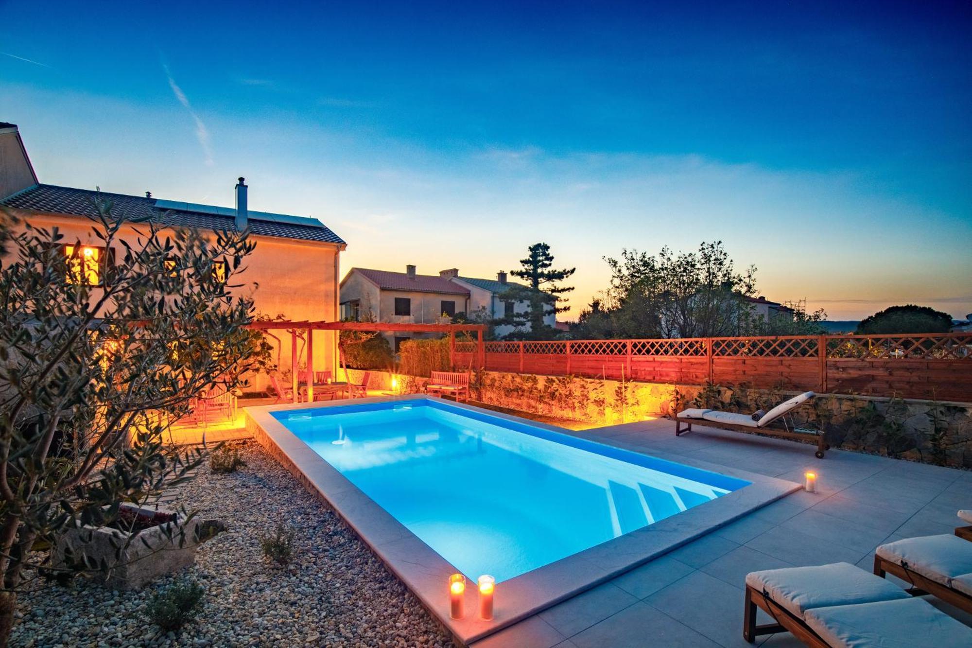 Home Away From Home With A Heated Pool Punat Eksteriør billede